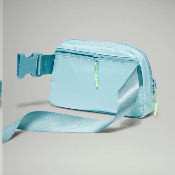 Lululemon Everywhere Belt Bag 1L | Icing Blue / Eton Blue - Picture 4 of 11